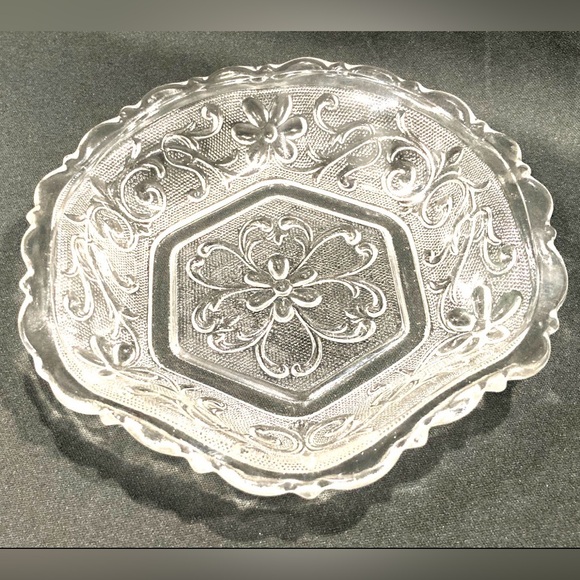 Vintage Indiana Glass Daisy Pattern Pressed Glass small miscellaneous bowl EUC - Picture 8 of 9